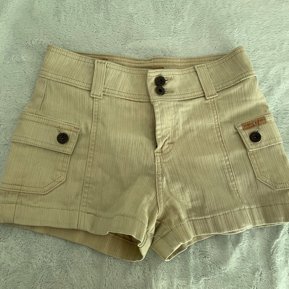 Tommy Hilfiger Vintage shorts. Can fit 26 or 27!